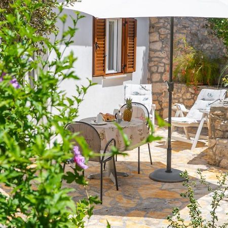 Apartments Jelena Supetar - Four Apartments - A Small House With A Private Yard - Two-Room Apartment With A Sea View - Studio Apartment - Two-Room Apartment With Garden View- Free Parking Bagian luar foto