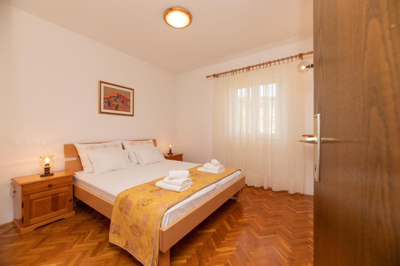 Apartments Jelena Supetar - Four Apartments - A Small House With A Private Yard - Two-Room Apartment With A Sea View - Studio Apartment - Two-Room Apartment With Garden View- Free Parking Bagian luar foto