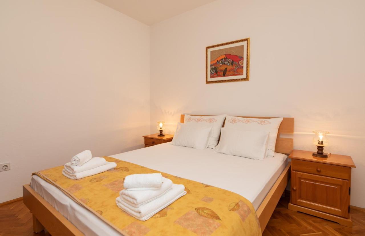 Apartments Jelena Supetar - Four Apartments - A Small House With A Private Yard - Two-Room Apartment With A Sea View - Studio Apartment - Two-Room Apartment With Garden View- Free Parking Bagian luar foto
