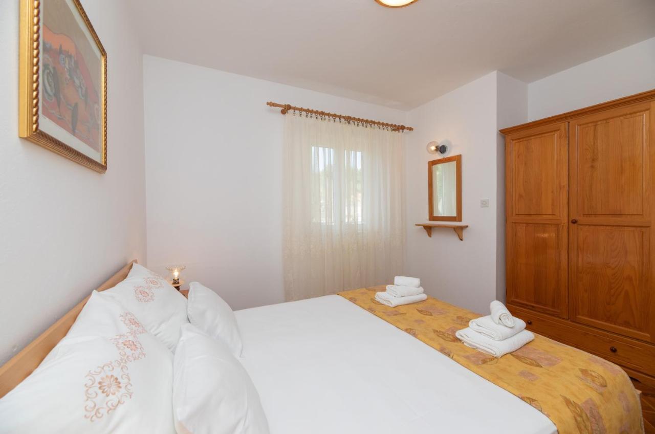 Apartments Jelena Supetar - Four Apartments - A Small House With A Private Yard - Two-Room Apartment With A Sea View - Studio Apartment - Two-Room Apartment With Garden View- Free Parking Bagian luar foto