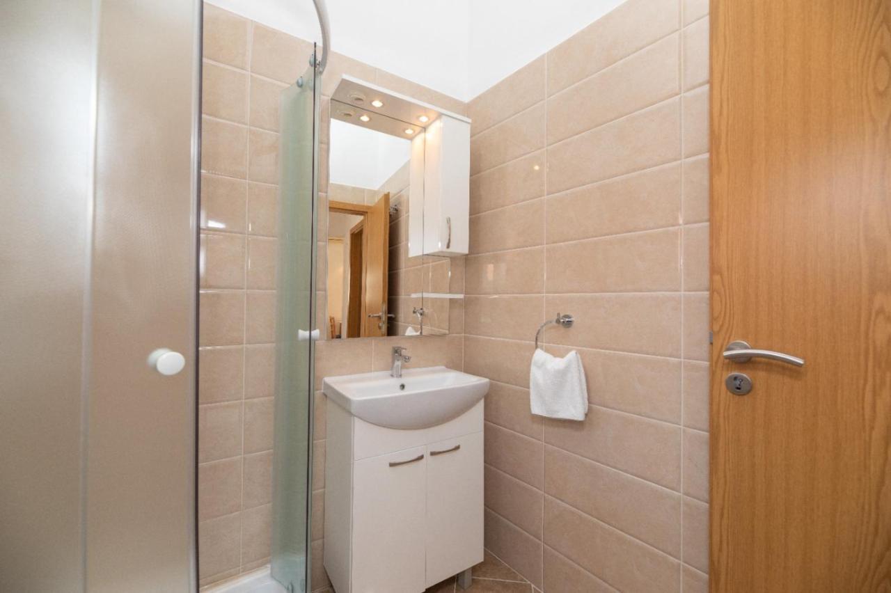 Apartments Jelena Supetar - Four Apartments - A Small House With A Private Yard - Two-Room Apartment With A Sea View - Studio Apartment - Two-Room Apartment With Garden View- Free Parking Bagian luar foto