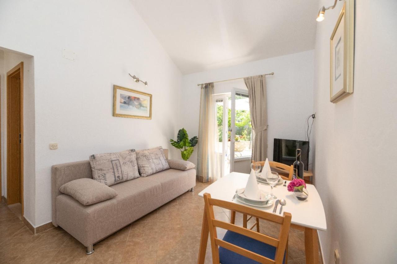 Apartments Jelena Supetar - Four Apartments - A Small House With A Private Yard - Two-Room Apartment With A Sea View - Studio Apartment - Two-Room Apartment With Garden View- Free Parking Bagian luar foto