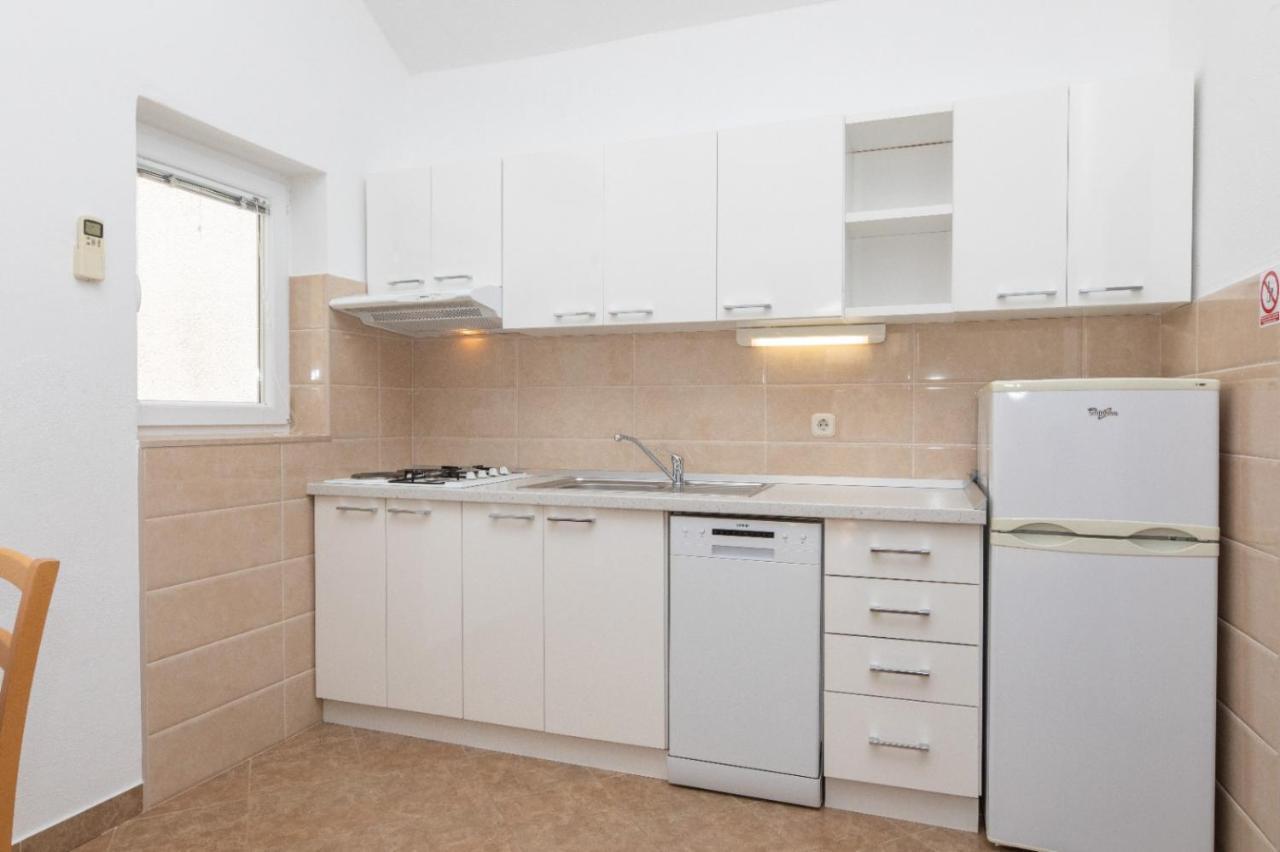 Apartments Jelena Supetar - Four Apartments - A Small House With A Private Yard - Two-Room Apartment With A Sea View - Studio Apartment - Two-Room Apartment With Garden View- Free Parking Bagian luar foto