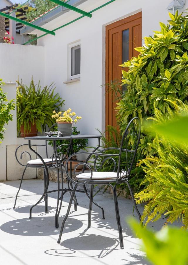 Apartments Jelena Supetar - Four Apartments - A Small House With A Private Yard - Two-Room Apartment With A Sea View - Studio Apartment - Two-Room Apartment With Garden View- Free Parking Bagian luar foto