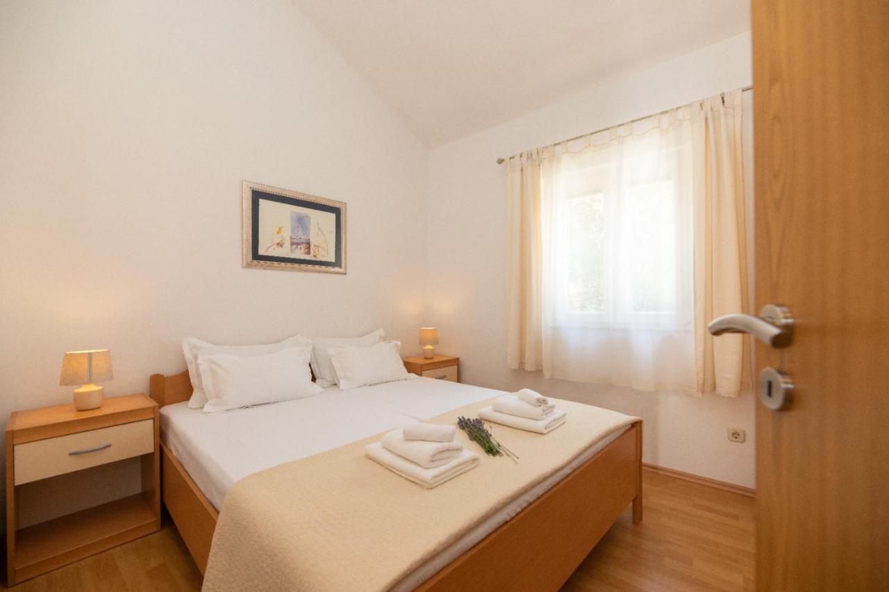 Apartments Jelena Supetar - Four Apartments - A Small House With A Private Yard - Two-Room Apartment With A Sea View - Studio Apartment - Two-Room Apartment With Garden View- Free Parking Bagian luar foto