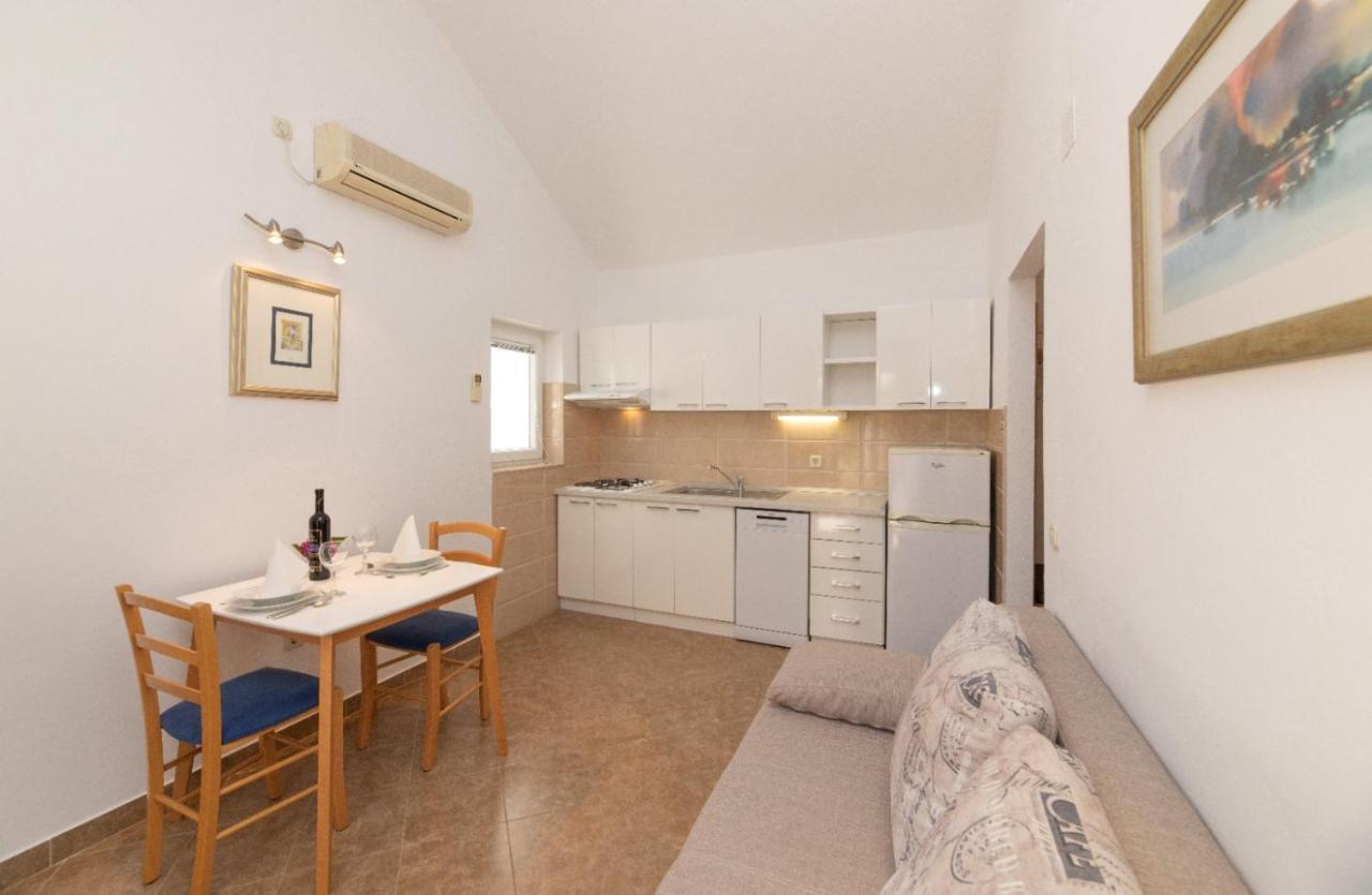 Apartments Jelena Supetar - Four Apartments - A Small House With A Private Yard - Two-Room Apartment With A Sea View - Studio Apartment - Two-Room Apartment With Garden View- Free Parking Bagian luar foto