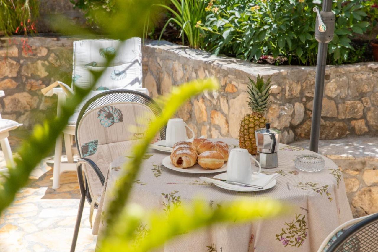Apartments Jelena Supetar - Four Apartments - A Small House With A Private Yard - Two-Room Apartment With A Sea View - Studio Apartment - Two-Room Apartment With Garden View- Free Parking Bagian luar foto