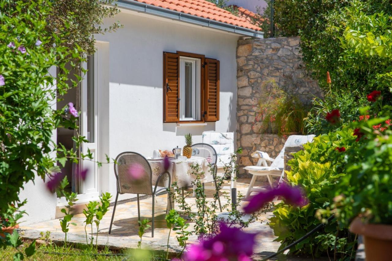 Apartments Jelena Supetar - Four Apartments - A Small House With A Private Yard - Two-Room Apartment With A Sea View - Studio Apartment - Two-Room Apartment With Garden View- Free Parking Bagian luar foto