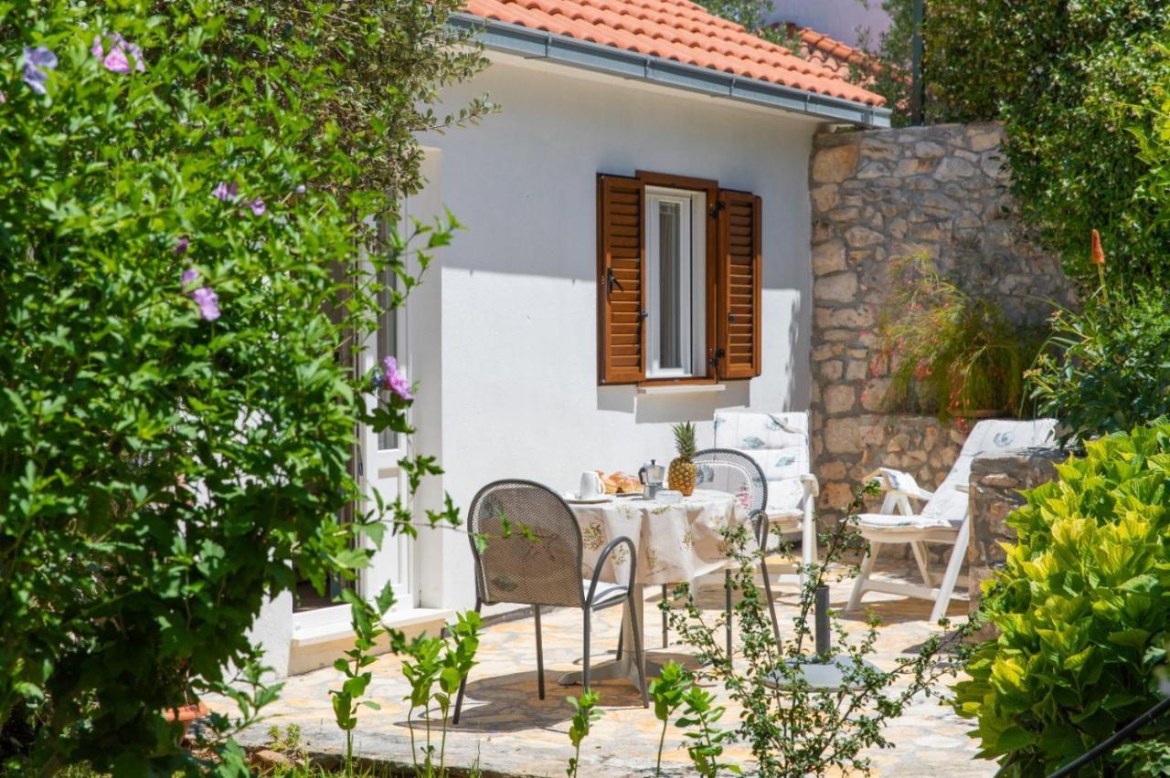 Apartments Jelena Supetar - Four Apartments - A Small House With A Private Yard - Two-Room Apartment With A Sea View - Studio Apartment - Two-Room Apartment With Garden View- Free Parking Bagian luar foto