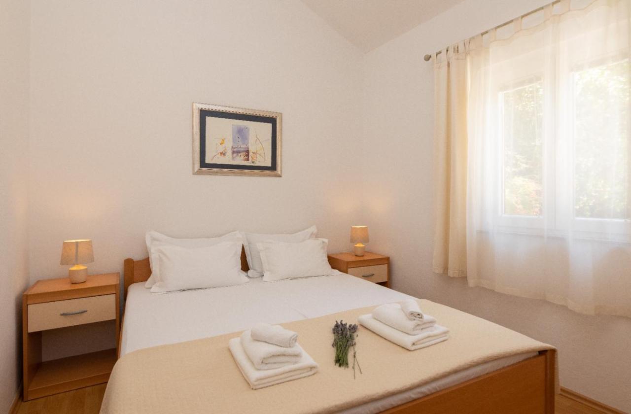 Apartments Jelena Supetar - Four Apartments - A Small House With A Private Yard - Two-Room Apartment With A Sea View - Studio Apartment - Two-Room Apartment With Garden View- Free Parking Bagian luar foto