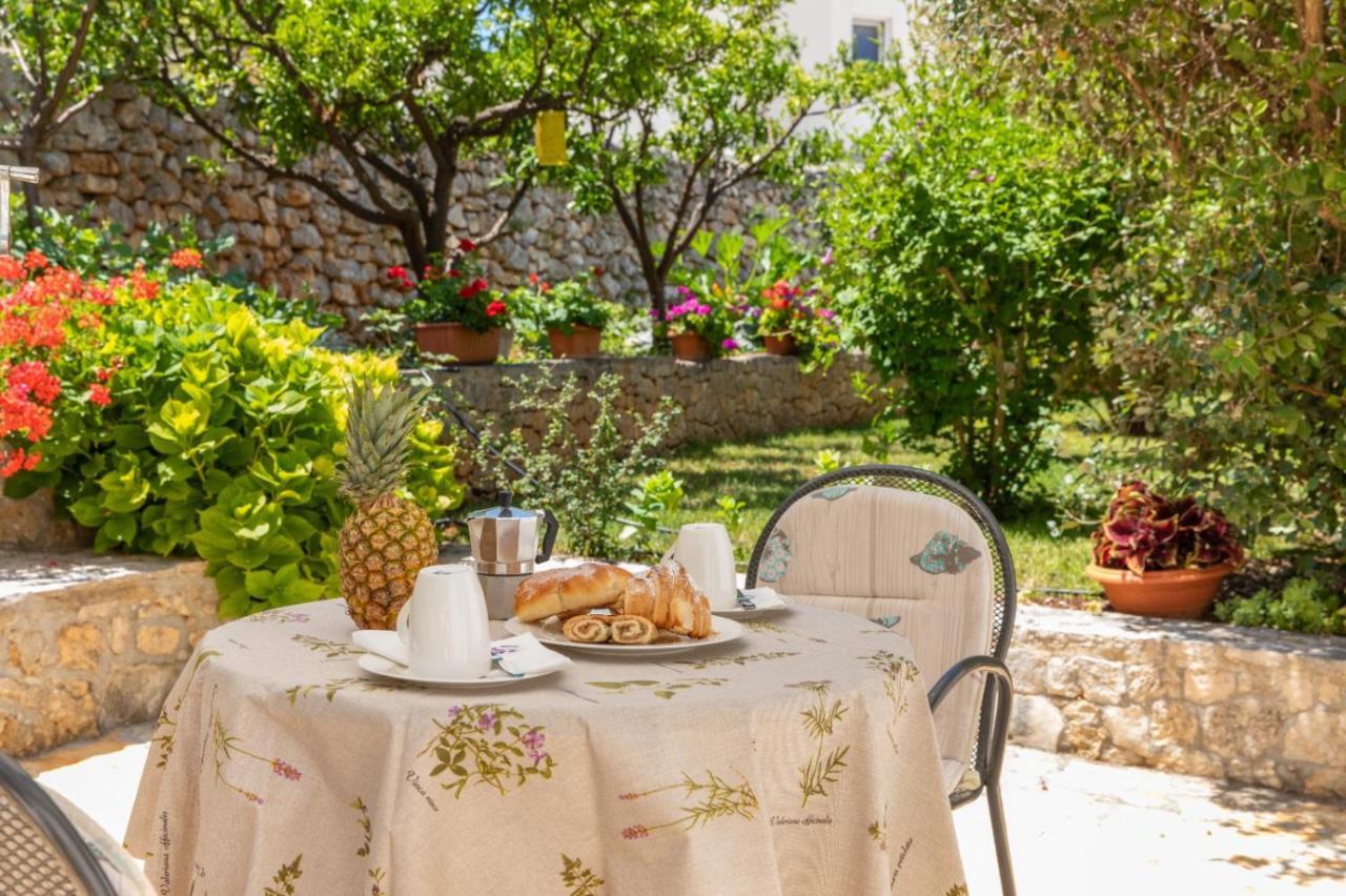 Apartments Jelena Supetar - Four Apartments - A Small House With A Private Yard - Two-Room Apartment With A Sea View - Studio Apartment - Two-Room Apartment With Garden View- Free Parking Bagian luar foto