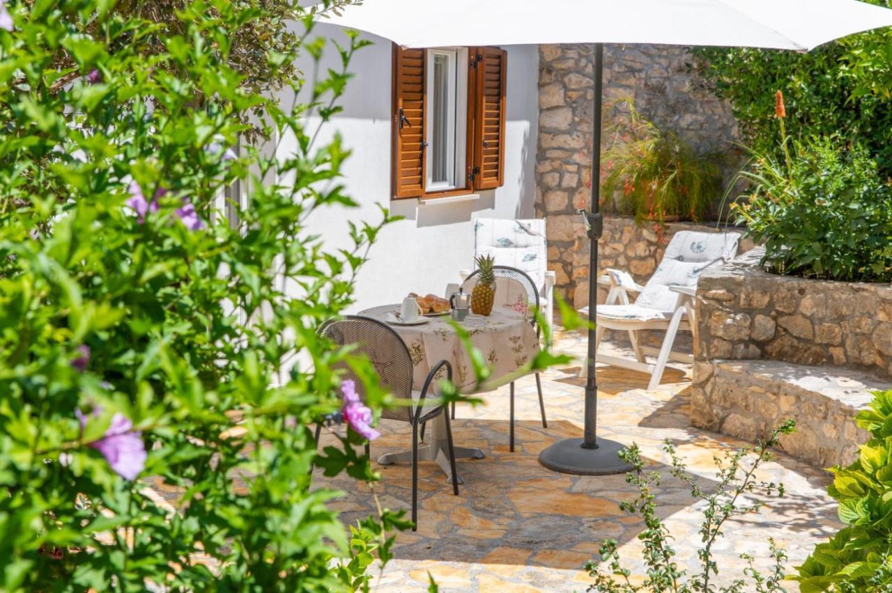 Apartments Jelena Supetar - Four Apartments - A Small House With A Private Yard - Two-Room Apartment With A Sea View - Studio Apartment - Two-Room Apartment With Garden View- Free Parking Bagian luar foto