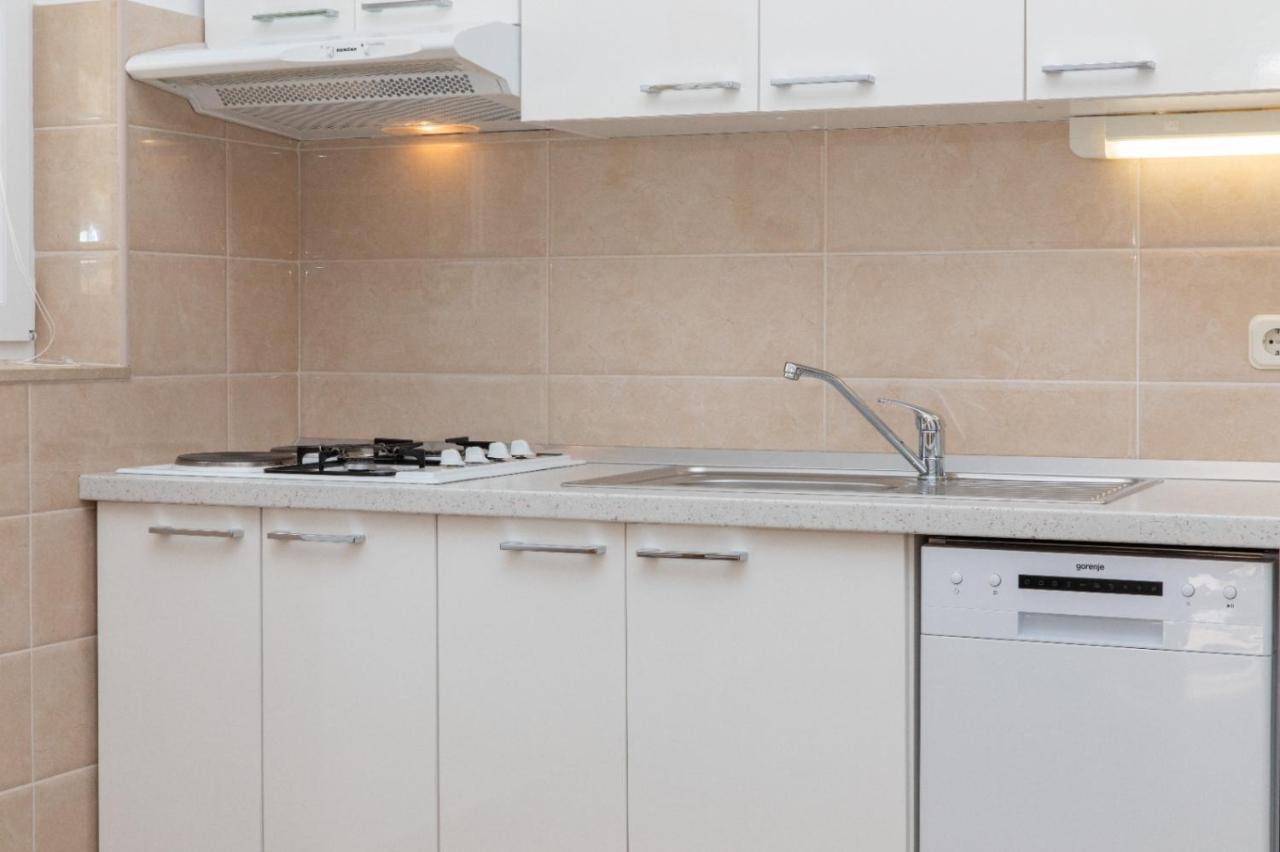 Apartments Jelena Supetar - Four Apartments - A Small House With A Private Yard - Two-Room Apartment With A Sea View - Studio Apartment - Two-Room Apartment With Garden View- Free Parking Bagian luar foto