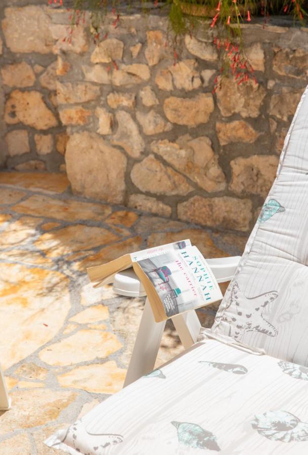 Apartments Jelena Supetar - Four Apartments - A Small House With A Private Yard - Two-Room Apartment With A Sea View - Studio Apartment - Two-Room Apartment With Garden View- Free Parking Bagian luar foto