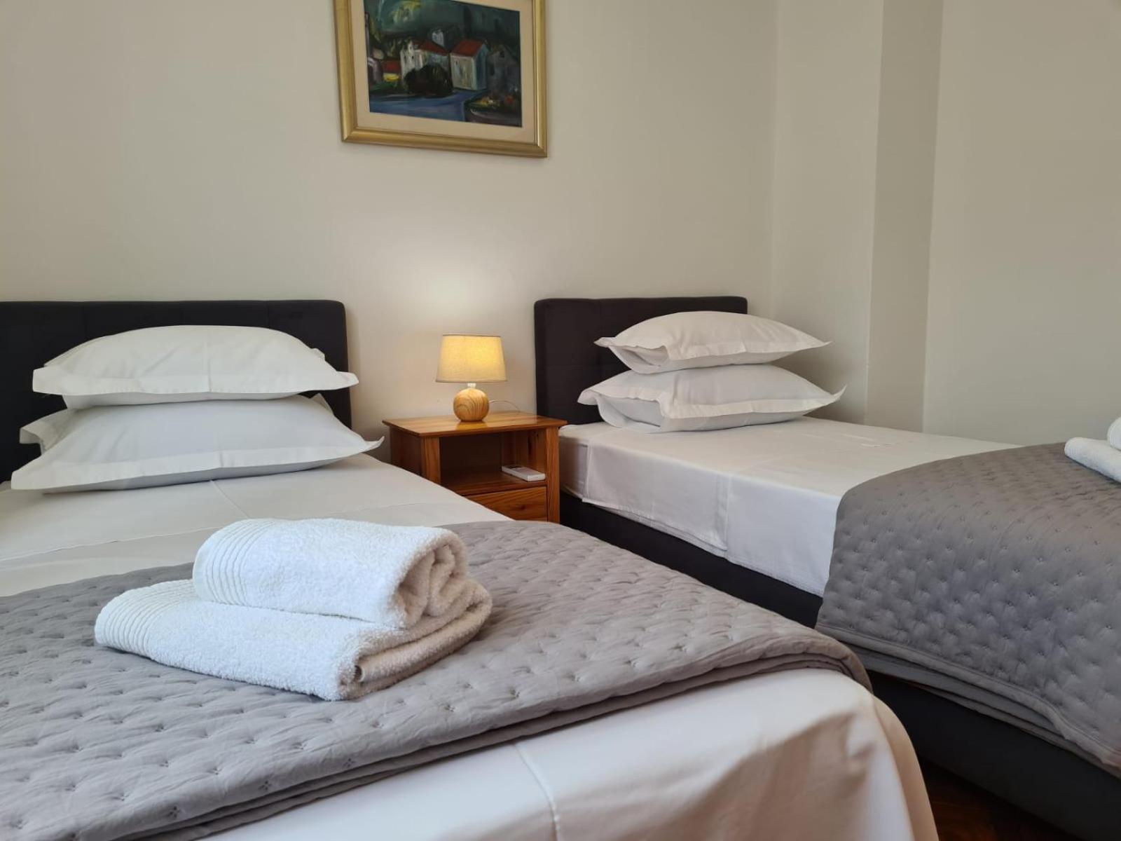 Apartments Jelena Supetar - Four Apartments - A Small House With A Private Yard - Two-Room Apartment With A Sea View - Studio Apartment - Two-Room Apartment With Garden View- Free Parking Bagian luar foto