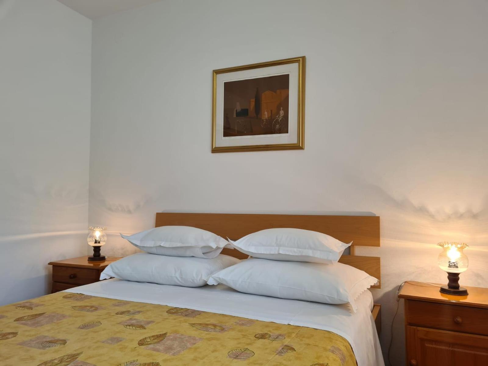 Apartments Jelena Supetar - Four Apartments - A Small House With A Private Yard - Two-Room Apartment With A Sea View - Studio Apartment - Two-Room Apartment With Garden View- Free Parking Bagian luar foto
