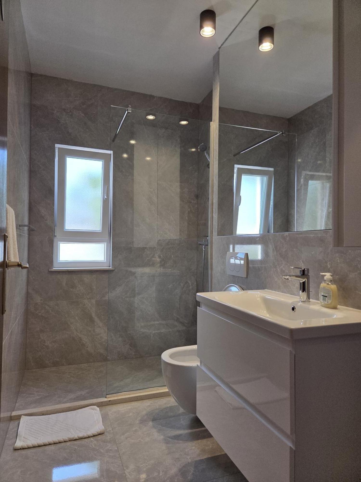Apartments Jelena Supetar - Four Apartments - A Small House With A Private Yard - Two-Room Apartment With A Sea View - Studio Apartment - Two-Room Apartment With Garden View- Free Parking Bagian luar foto