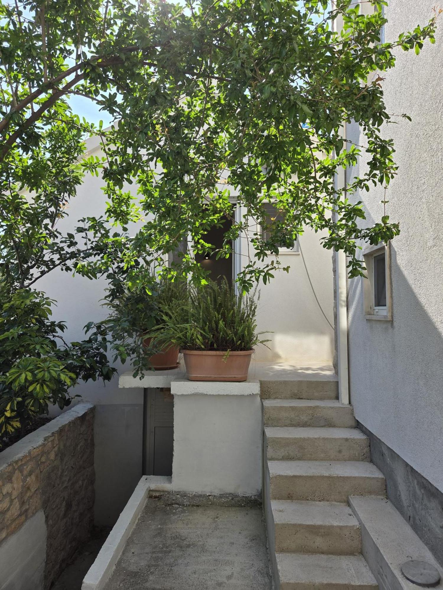 Apartments Jelena Supetar - Four Apartments - A Small House With A Private Yard - Two-Room Apartment With A Sea View - Studio Apartment - Two-Room Apartment With Garden View- Free Parking Bagian luar foto