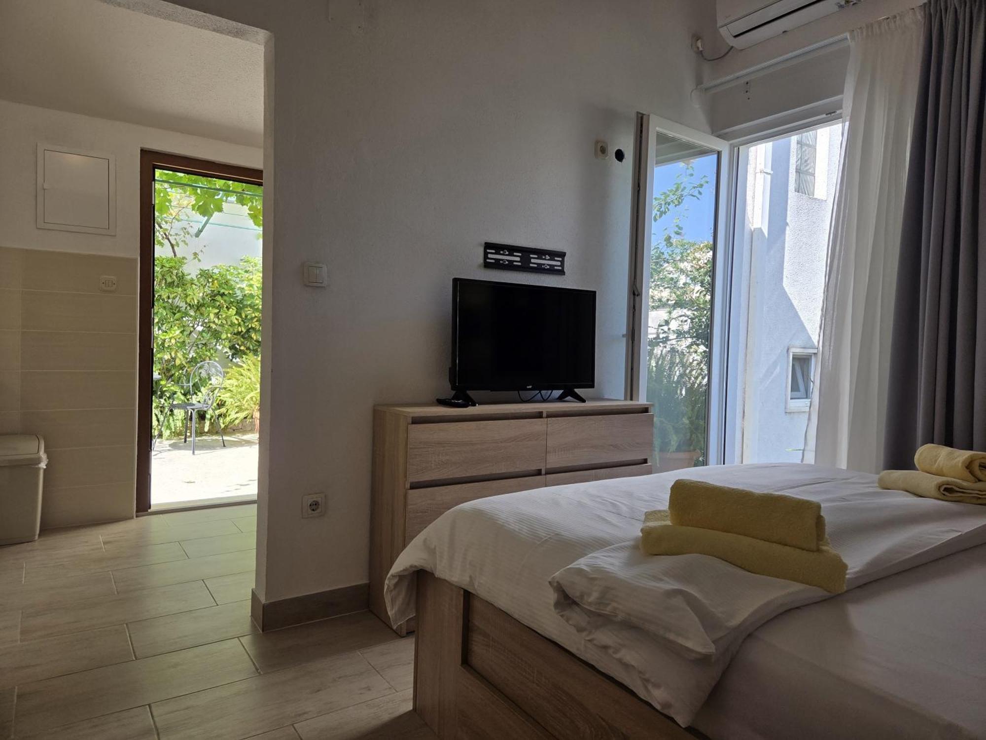 Apartments Jelena Supetar - Four Apartments - A Small House With A Private Yard - Two-Room Apartment With A Sea View - Studio Apartment - Two-Room Apartment With Garden View- Free Parking Bagian luar foto