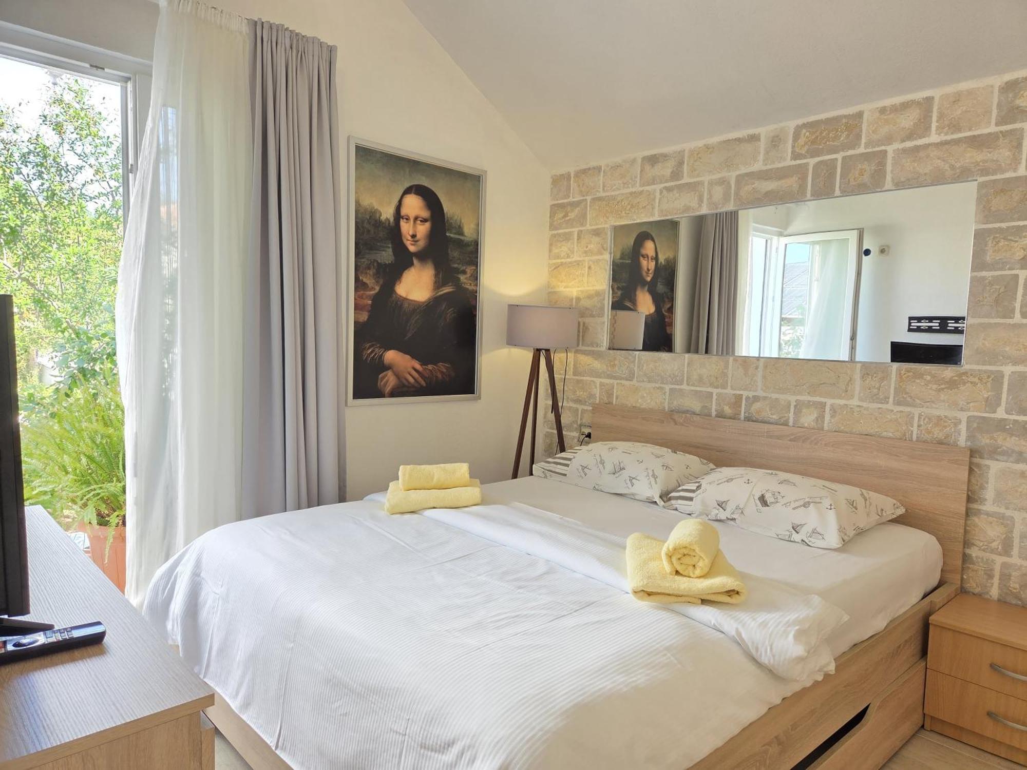 Apartments Jelena Supetar - Four Apartments - A Small House With A Private Yard - Two-Room Apartment With A Sea View - Studio Apartment - Two-Room Apartment With Garden View- Free Parking Bagian luar foto
