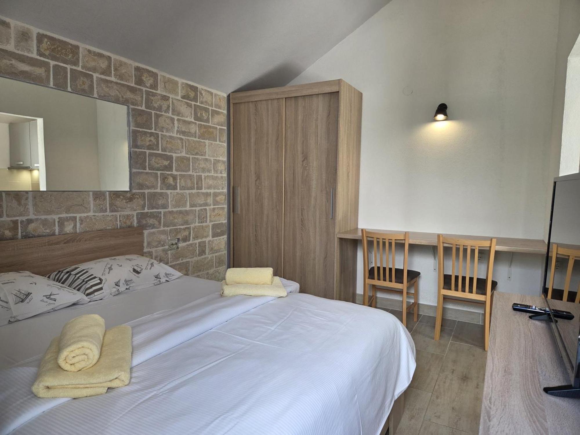 Apartments Jelena Supetar - Four Apartments - A Small House With A Private Yard - Two-Room Apartment With A Sea View - Studio Apartment - Two-Room Apartment With Garden View- Free Parking Bagian luar foto